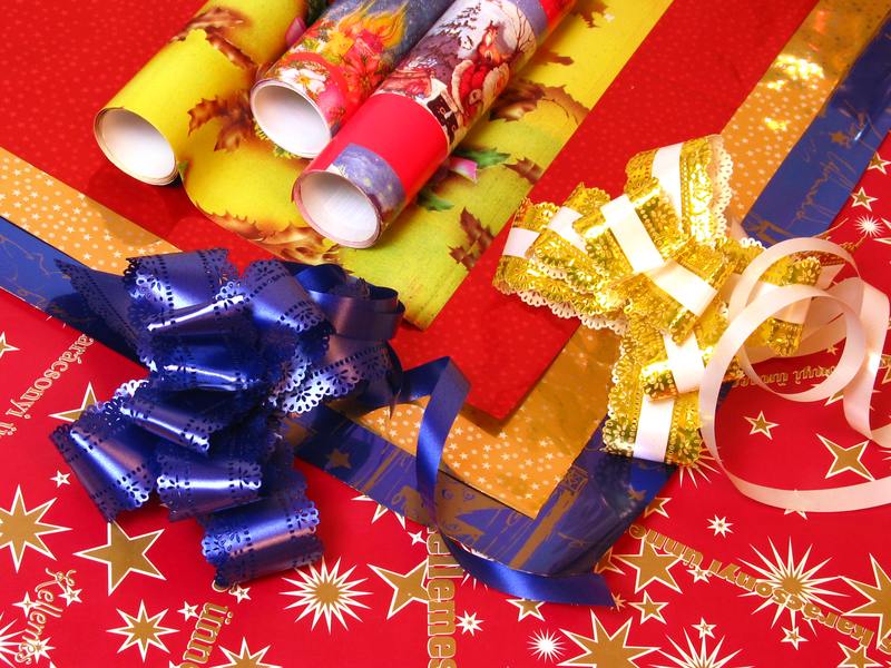 karácsonyi csomagolópapír, díszzacskó, szalag, masni