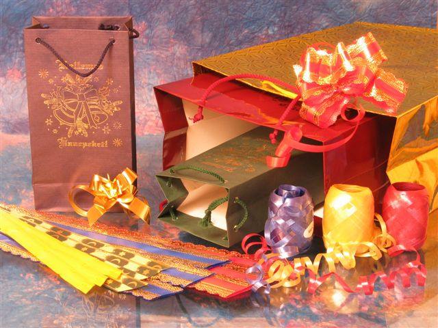 karácsonyi csomagolópapír, díszzacskó, szalag, masni